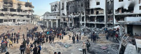Pessoas se reúnem em frente às ruínas do hospital Al Shifa, o maior centro de saúde de Gaza. Foto: Divulgação/OMS