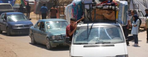 Em resposta à escalada da violência, famílias palestinas buscam refúgio em meio aos escombros enquanto a ajuda humanitária é interceptada por colonos.
