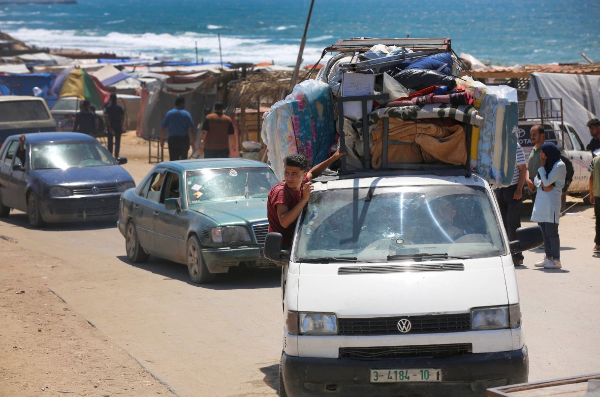Em resposta à escalada da violência, famílias palestinas buscam refúgio em meio aos escombros enquanto a ajuda humanitária é interceptada por colonos.