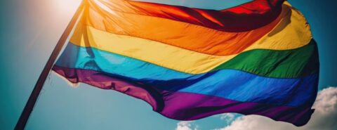 Candidaturas LGBTQIA+ aumentam em relação a 2020, refletindo diversidade política.