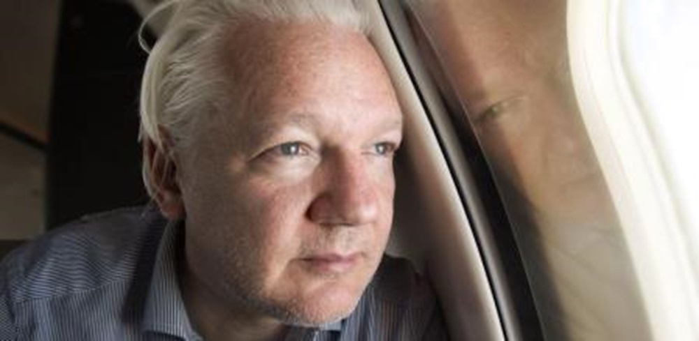Julian Assange em um voo de Londres para Bangkok após ser libertado da prisão em 25 de junho. Fotografia: @WikiLeaks/AP