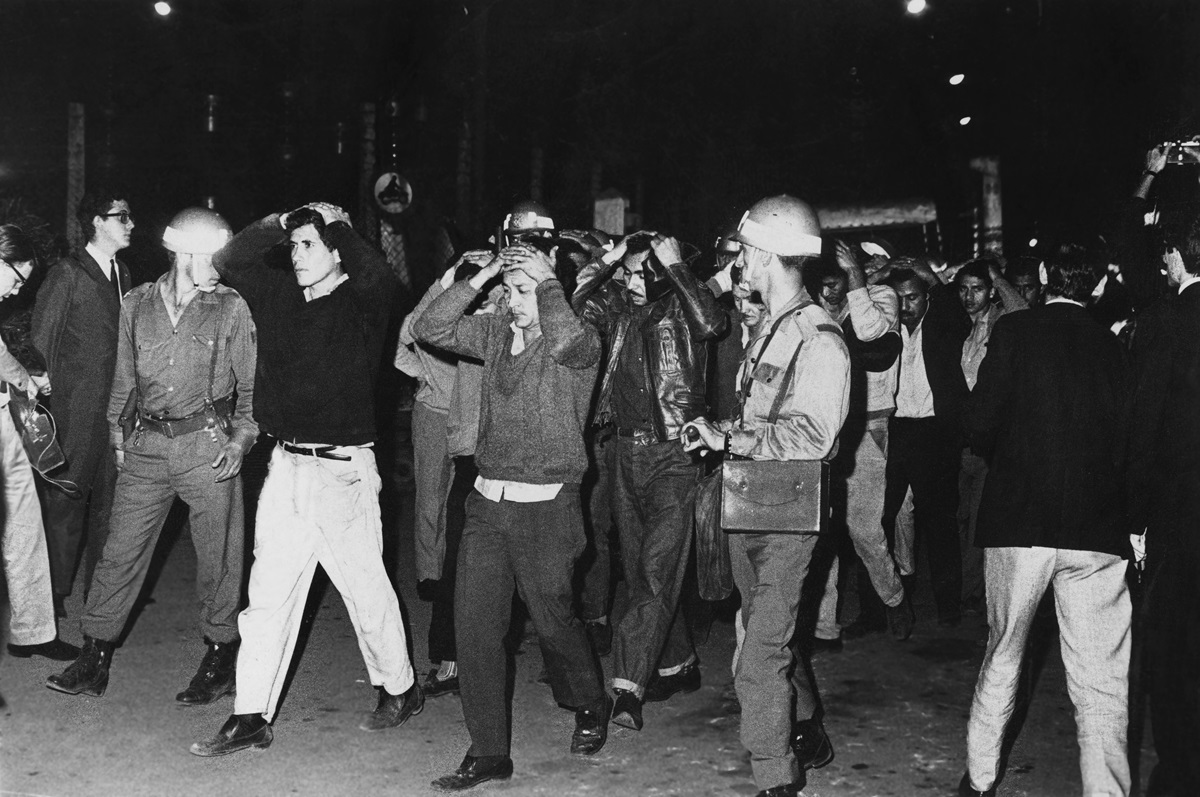 Brasil, Osasco, SP, 16/07/1968. Operários grevistas que mantinham colegas confinados à fábrica da Cobrasma, em Osasco, deixam a empresa com força policial. Pasta: 46.600 - Crédito:ARQUIVO/ESTADÃO CONTEÚDO/AE/Codigo imagem:109247