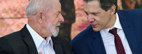 Brasil precisa se desenvolver, mas a sanha pelo déficit zero impede. O mesmo Congresso que bloqueia o aumento de receitas “exige” que governo corte gastos e se volte contra sua base. Se não mudar de rumo, governo continuará refém da Faria Lima