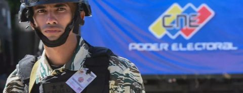 Nicolás Maduro enfrenta acusações de irregularidades e bloqueios eleitorais, provocando uma reação internacional e protestos em Buenos Aires.