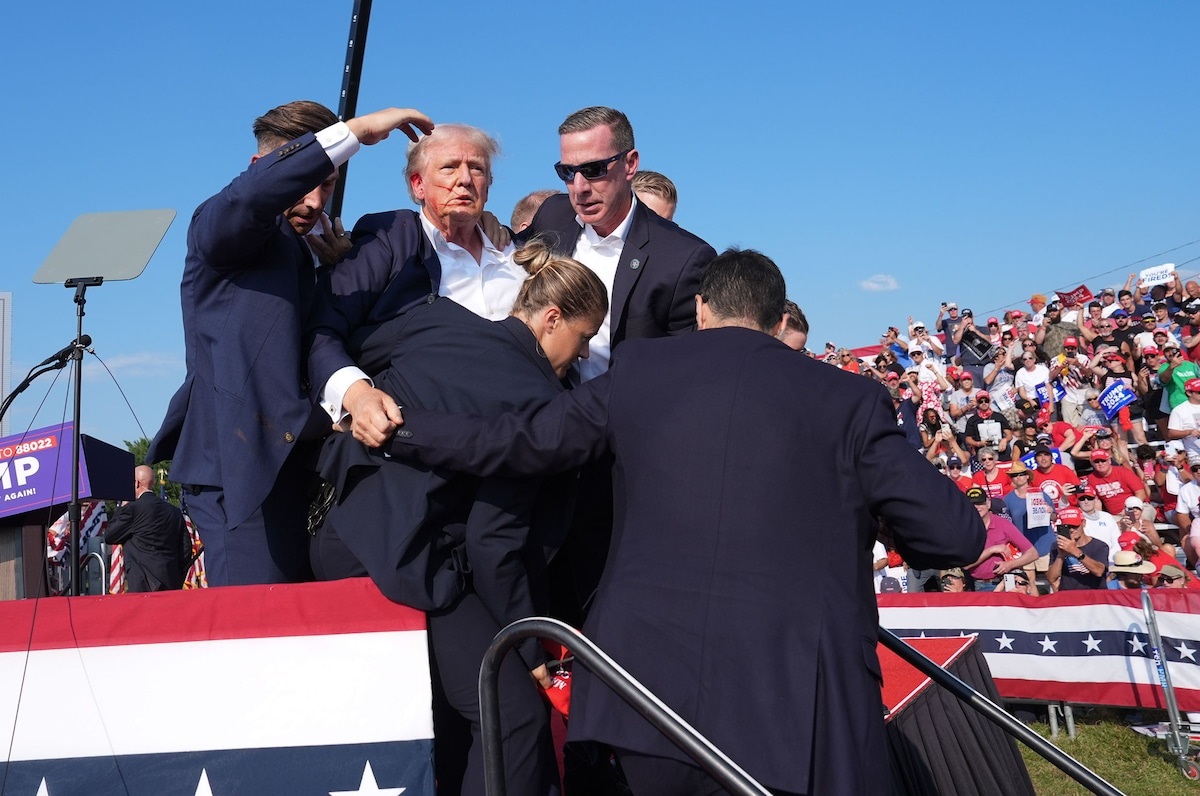 trump no comício pós tiros-sangue