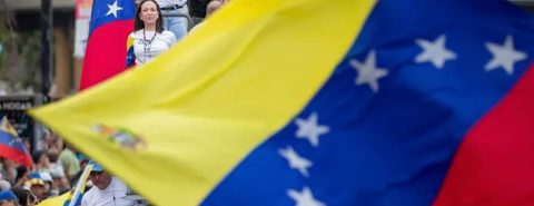 A vitória de Nicolás Maduro gera crise política e geopolítica, com denúncias de fraude e repercussões internacionais.