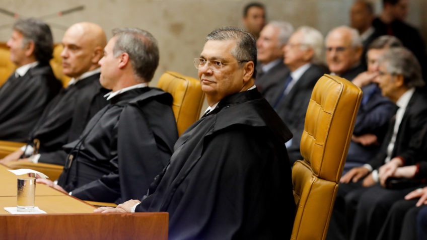 O ex-ministro da Justiça Flávio Dino, de 55 anos, tomou posse como novo ministro do STF (Supremo Tribunal Federal) e é a 10ª indicação do presidente Luiz Inácio Lula da Silva (PT) em 3 mandatos. A cerimônia teve pouco mais de 20 minutos e foi realizada no plenário do Supremo, em Brasília. Estavam presentes Lula e autoridades dos poderes Executivo, Legislativo e Judiciário. Como é praxe, o novo ministro não discursou. | Sérgio Lima/Poder360 - 22.fev.2024