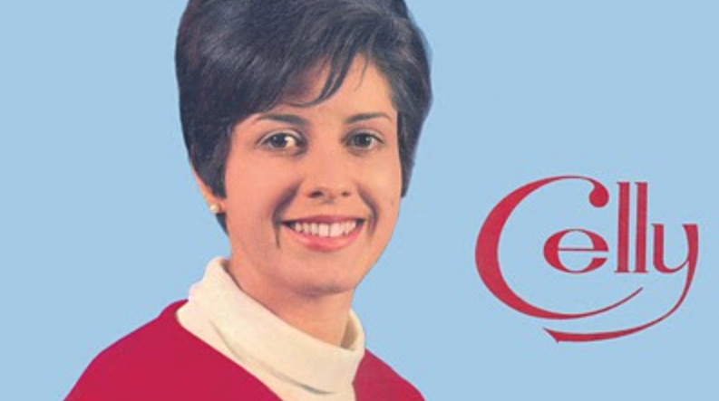 A cantora e atriz, pioneira do rock nacional, conquistou o público com sua voz marcante e presença de palco inesquecível.