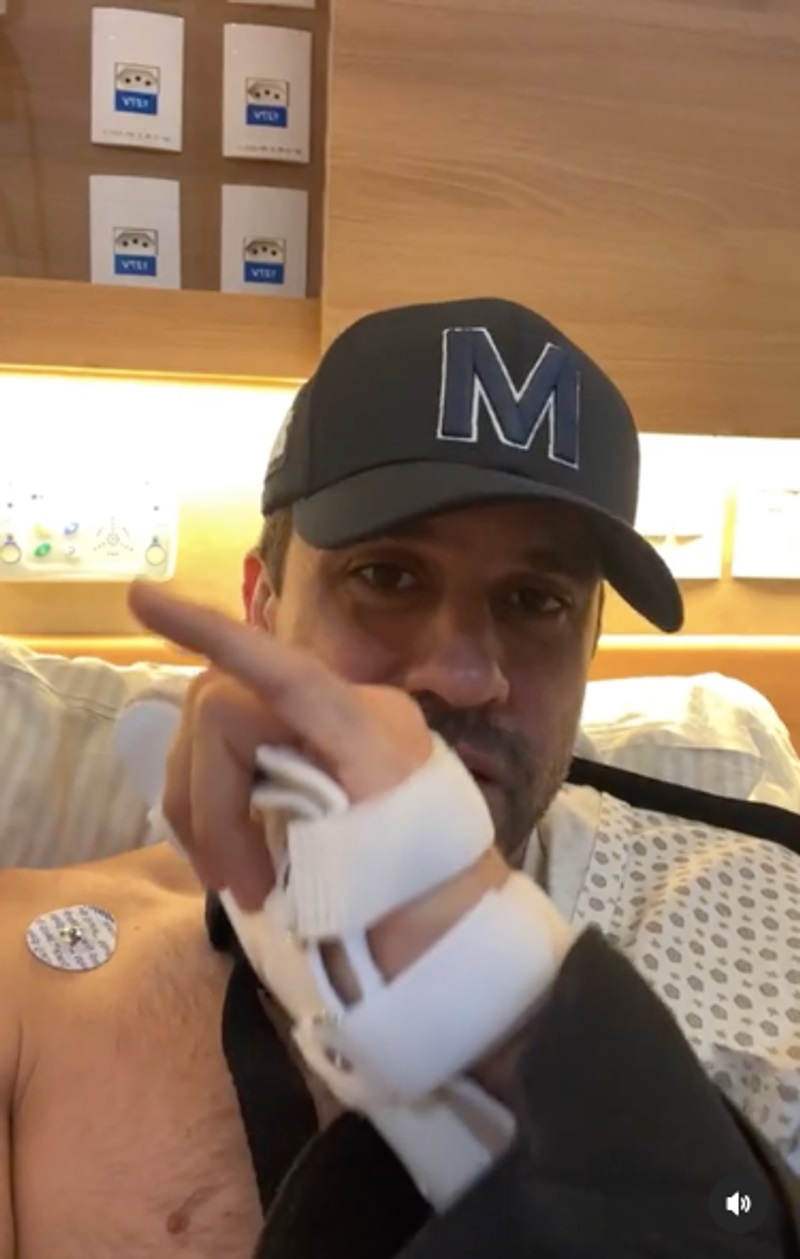 Pablo Marçal com a mão imobilizada no hospital. Foto: RS via Fotos Públicas