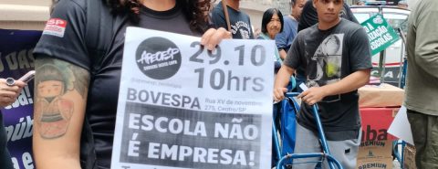 Flávia Bischaim critica a privatização das escolas para empresa que gerencia cemitérios em meio a cortes de R$ 10 bilhões na educação.