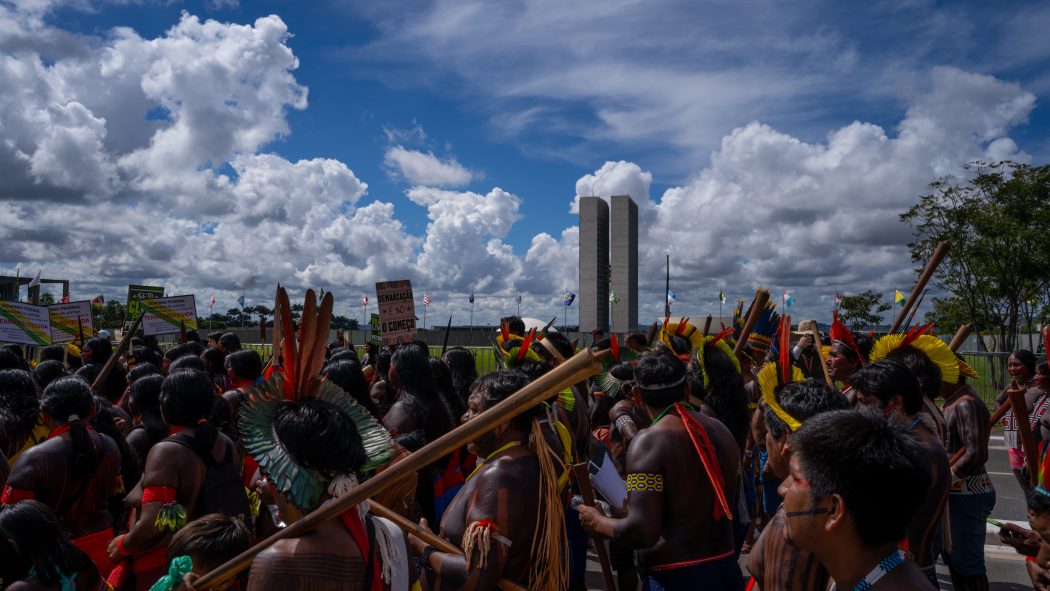 20º Acampamento Terra Livre (ATL), em 2024, indígenas marcharam em direção ao Congresso Nacional para pedir a derrubada da Lei 14.701 e a demarcação de seus territórios - Foto: Verônica Holanda/Cimi