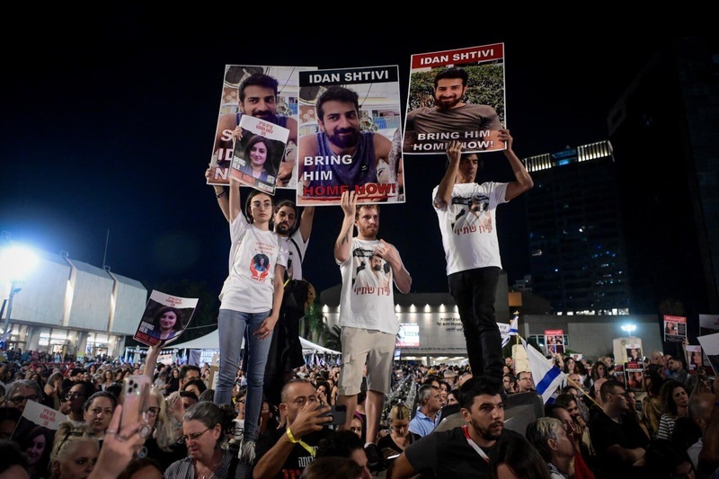 No fim de outubro, milhares de israelitas reuniram-se mais uma vez em frente ao Ministério da Guerra do regime sionista e entoaram palavras de ordem contra Benjamin Netanyahu, bem como em apoio à troca de prisioneiros com o Movimento de Resistência Islâmica Palestiniana (HAMAS).  Foto IRNA - via fotospublicas.com
