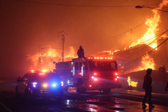 Incêndios em Los Angeles precisam ser apagados antes que o vento volte Foto: RS/ Fotos Públicas