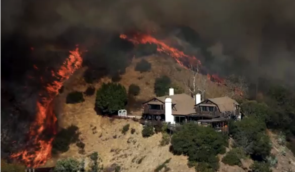 Fogo consome as áreas mais ricas de Los Angeles na California. Foto: RS/Fotos Públicas