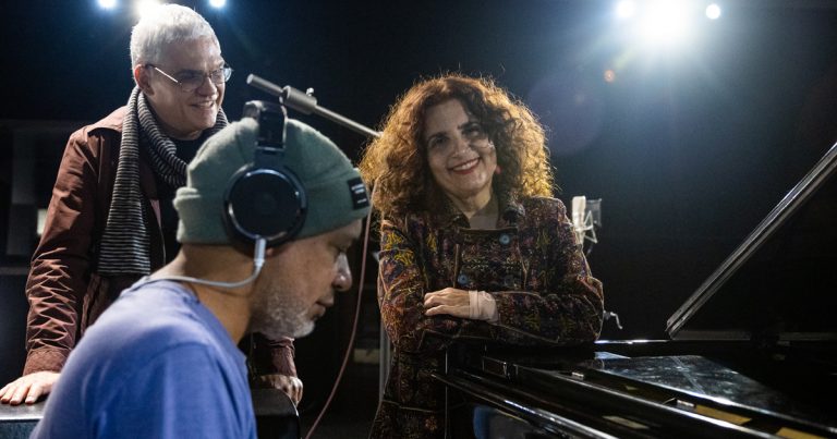 Álvaro Faleiros, Yaniel Matos e Beth Amin no estúdio durante a gravação do álbum – Foto: Tarita de Souza/ jornal Usp
