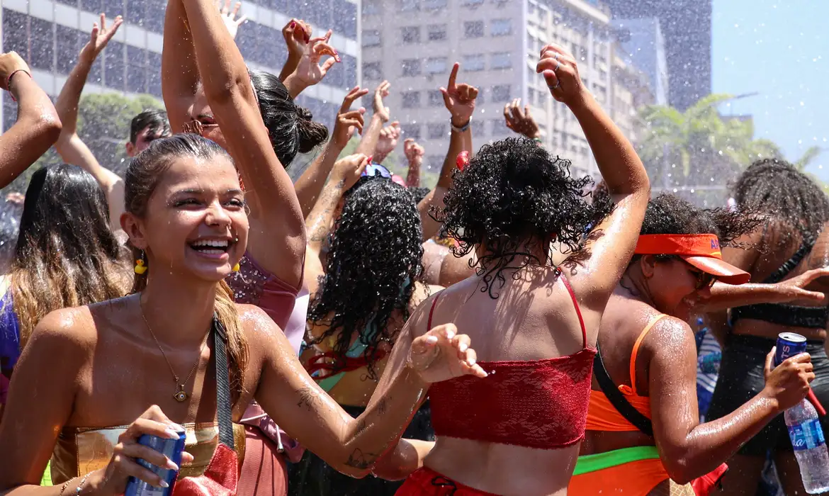 Maquiagem, crianças e na estrada: como se cuidar neste carnaval