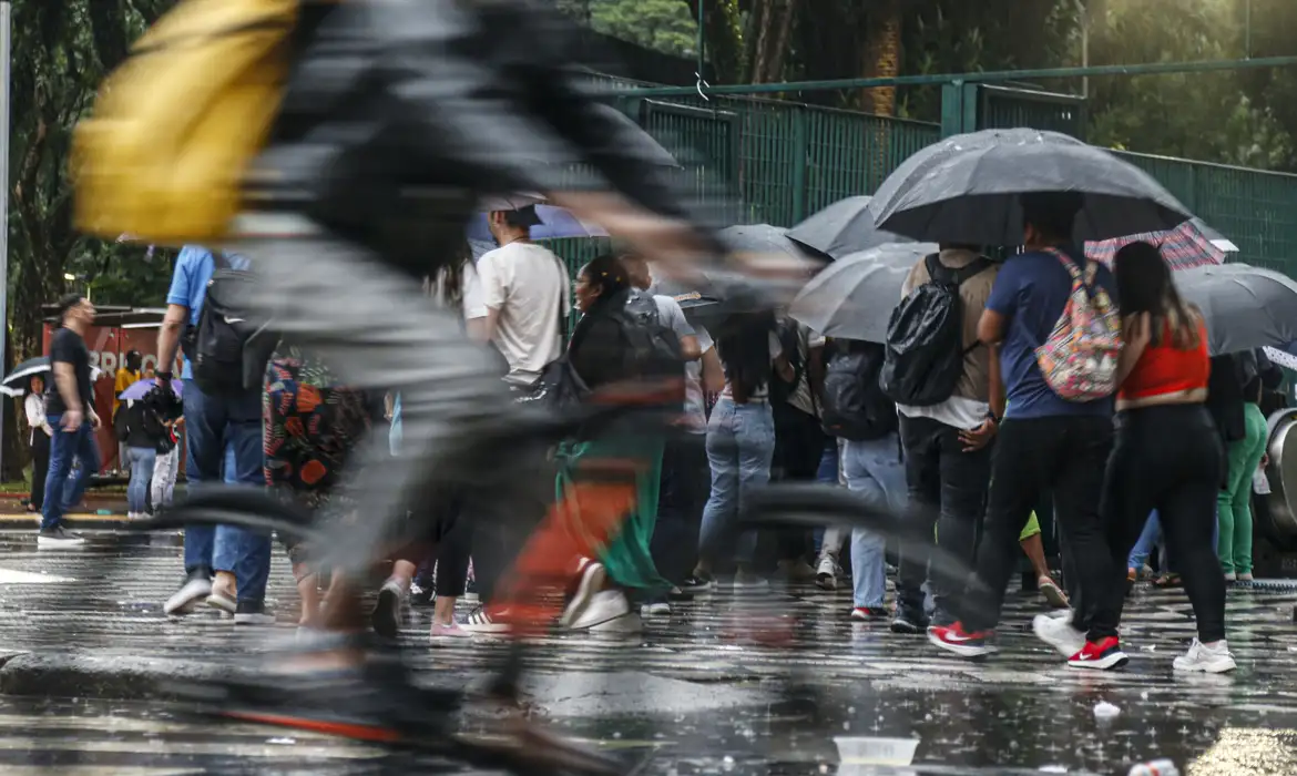 Frente fria pode causar chuvas intensas a partir de domingo, alerta Defesa Civil