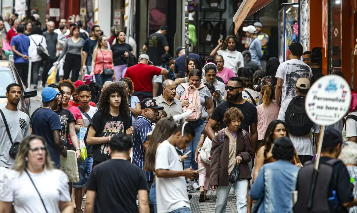 Renda de pessoas negras equivale a 58% da de brancas, mostra estudo