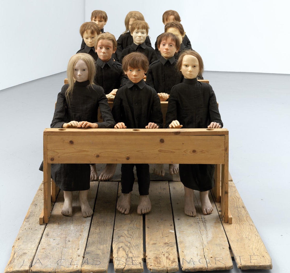 Tadeusz Kantor, Crianças em sua mesa (da performance “A classe morta”), 1989 .