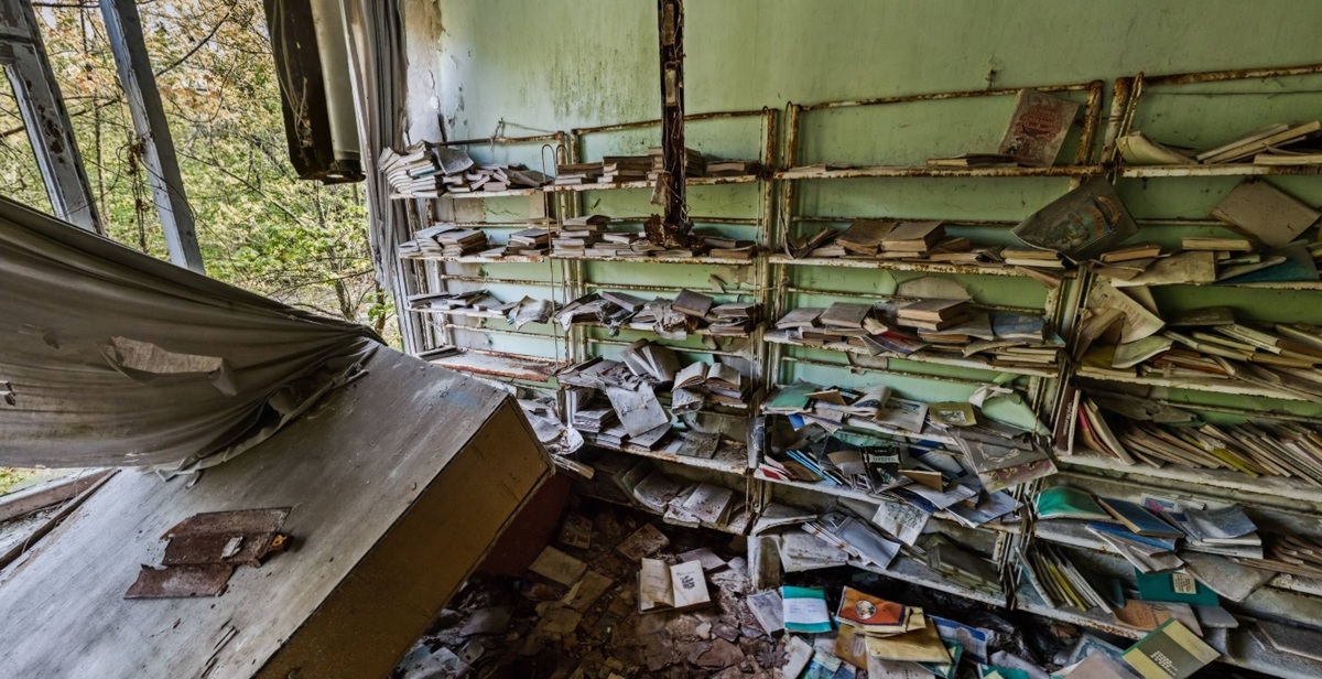 Biblioteca escolar em cidade fantasma na Ucrânia