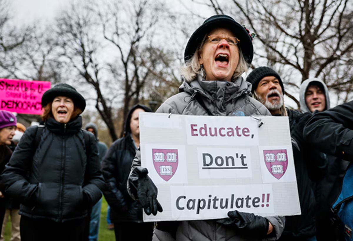 Créditos da imagem: Boston Globe via Getty Images. Disponível em: https://english.elpais.com/usa/2025-05-26/on-the-front-lines-of-harvards-resistance-to-trump-the-first-thing-authoritarians-do-is-attack-universities.html.