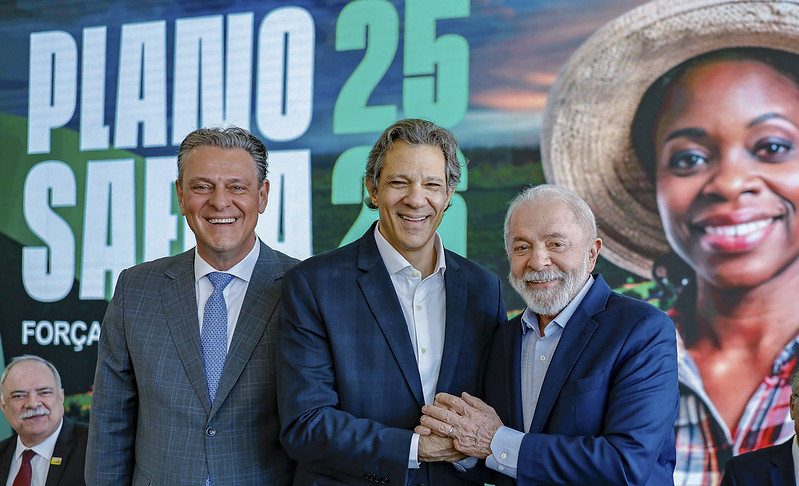 Da esq. p/dir: Ministro da Agricultura, Carlos Fávaro; Ministro da Fazenda, Fernando Haddad e o Presidente da República, Luiz Inácio Lula da Silva. Foto: Ricardo Stuckert/PR