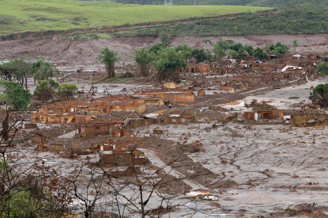 O rompimento da barragem de rejeitos da mineradora Samarco, cujos donos são a Vale a anglo-australiana BHP. Foto: Rogério Alves/TV Senado