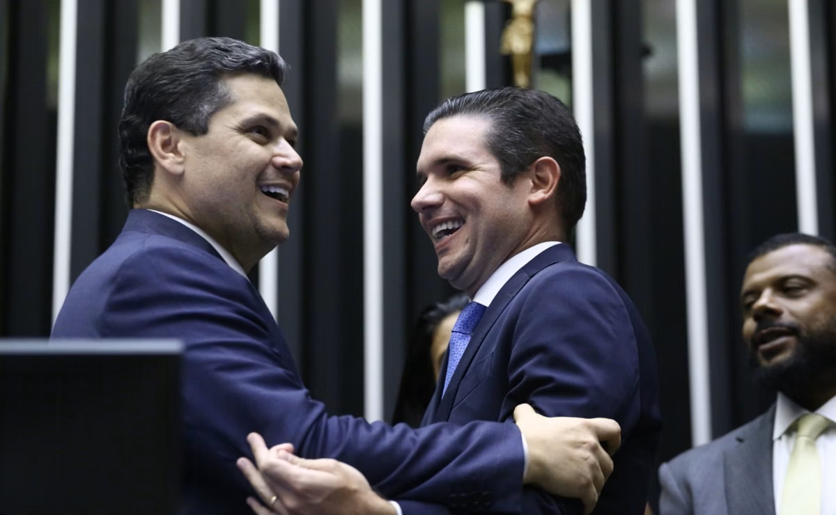 Congresso trava disputa sobre anistia a Bolsonaro durante julgamento do golpe no STF