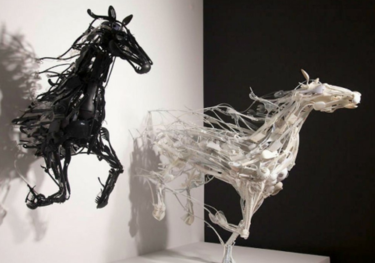 Arte Povera "Emergência III", feita com plásticos reciclados, alumínio pintado, aço, pedaços de hardware e fios