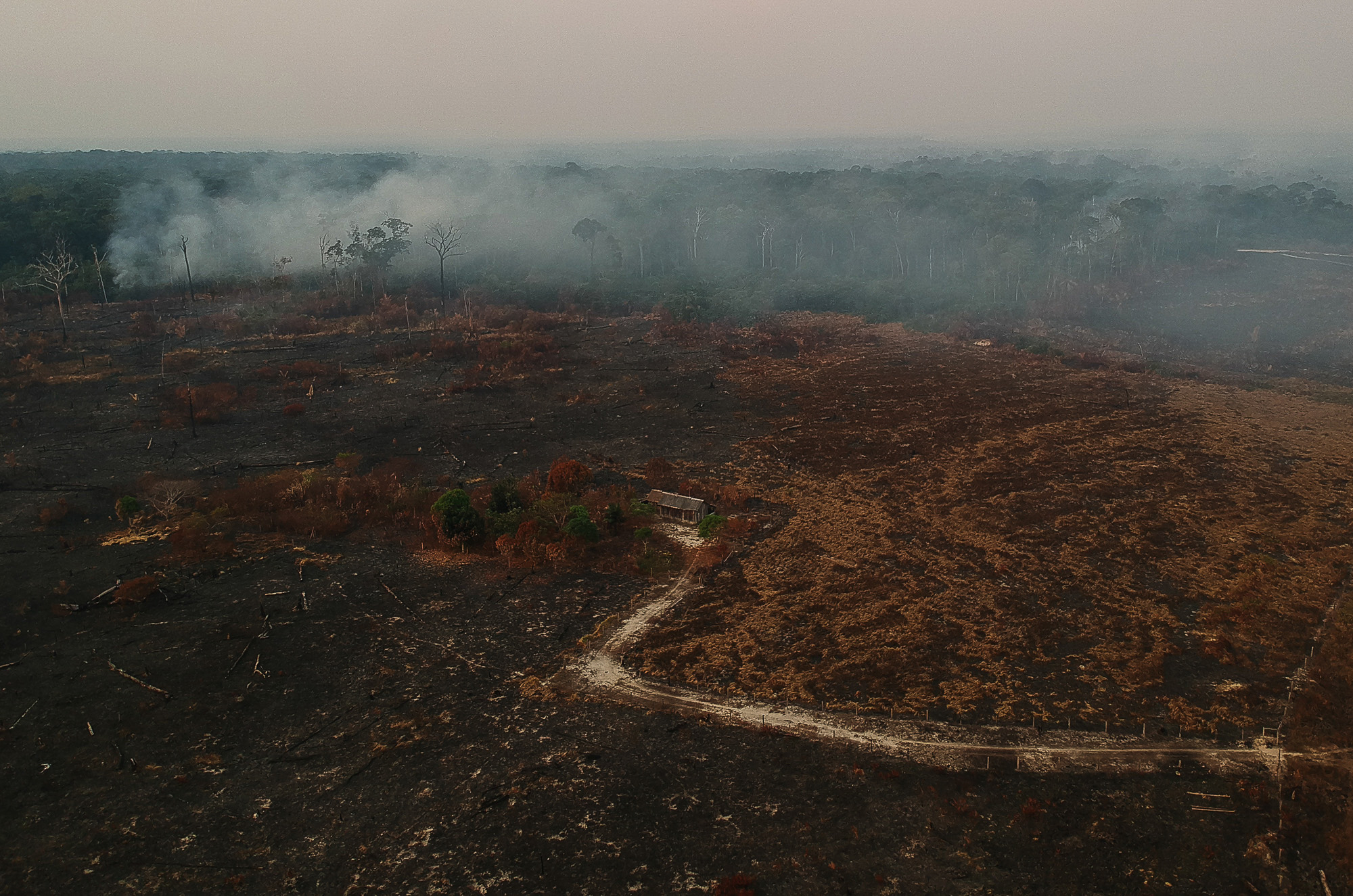 Area de desmatamento e queimda e vista as margens da rodovia BR 230 no municipio de Apui, Amazonas. |  Foto: Bruno Kelly/Amazonia Real.