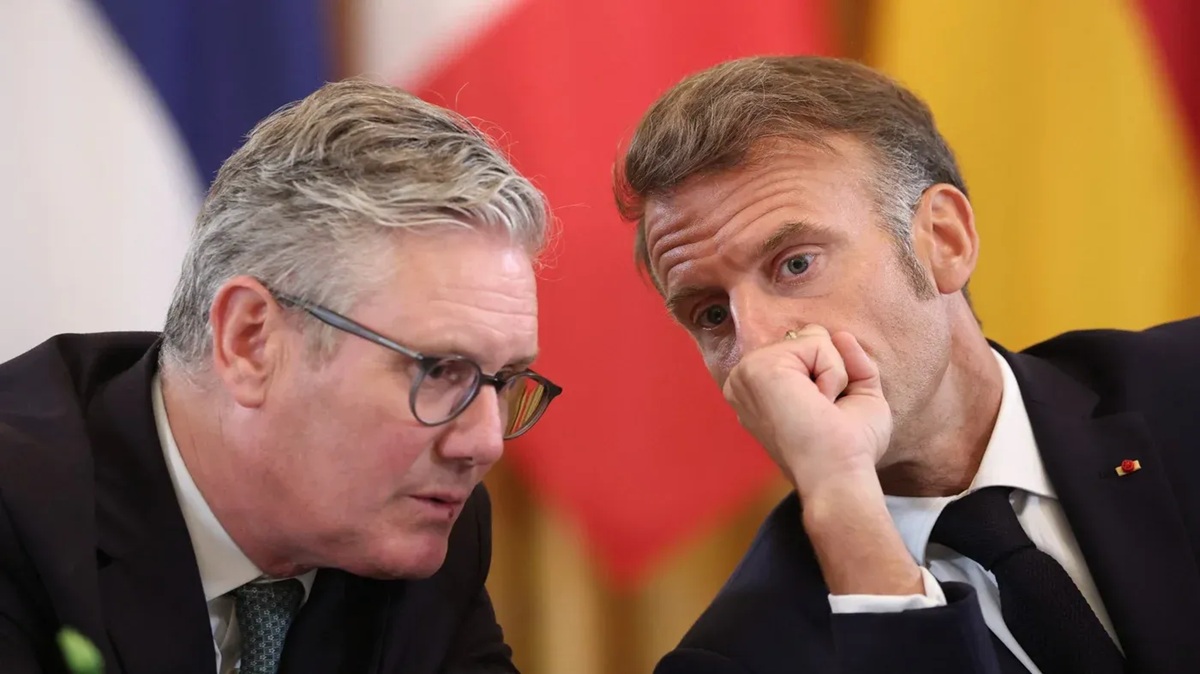 British Prime Minister Keir Starmer and French President Emmanuel Macron speak with each other on 18 August 2025 in Washington DC (AFP) - Reprodução