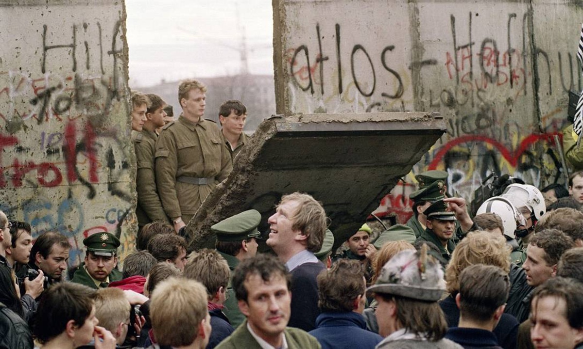 11 de novembro de 1989 - Queda do Muro de Berlim - Foto de Gerard Malie / AFP