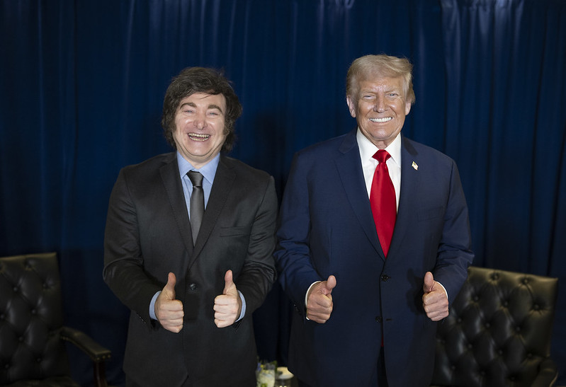 Javier Milei, presidente da Argentina, e Donald Trump, presidente dos Estados Unidos. Foto: Official White House Photo by Daniel Torok
