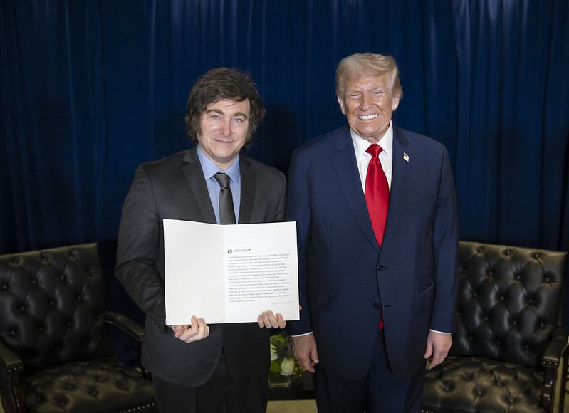 Presidente dos EUA, Donald Trump, ao lado de Javier Milei, presidente da Argentina. Foto: Official White House Photo by Daniel Torok