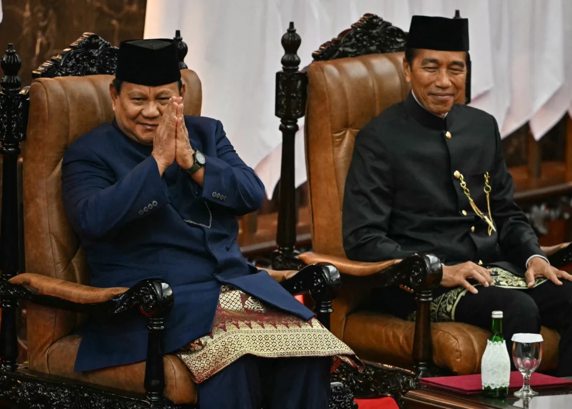 O presidente da Indonésia, Prabowo Subianto (E), e seu antecessor, Joko Widodo (D), durante a cerimônia de posse presidencial no prédio do Parlamento em Jacarta, em 20 de outubro de 2024 - Foto: Bay Ismoyo