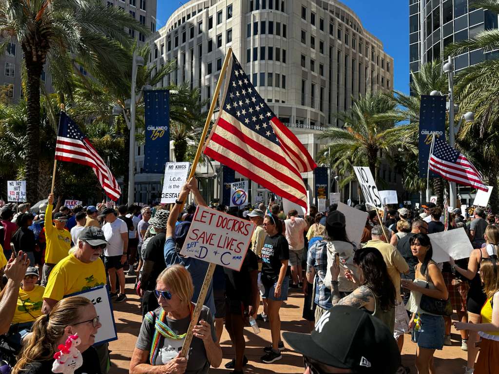 Protestos “No Kings” mobilizam milhares nos EUA contra políticas de Trump