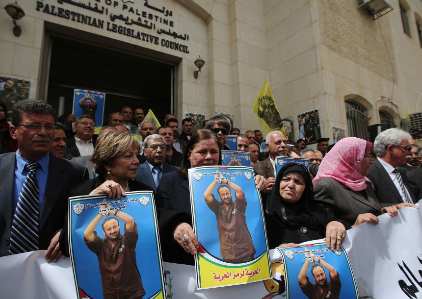 Parentes e apoiadores de palestinos detidos em prisões israelenses, com destaque para Marwan Barghouti (Foto: Abbas Momani/AFP/Getty Images)