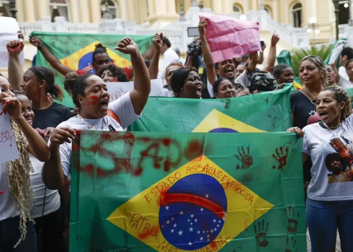 Protesto contra a operação policial que deixou dezenas pessoas mortas no Complexo da Penha, em frente ao Palácio Guanabara, sede do governo do Estado - Fernando Frazão/Agência Brasil