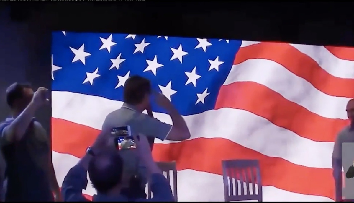 Bolsonaro bate continência à bandeira norte-americana - Reprodução