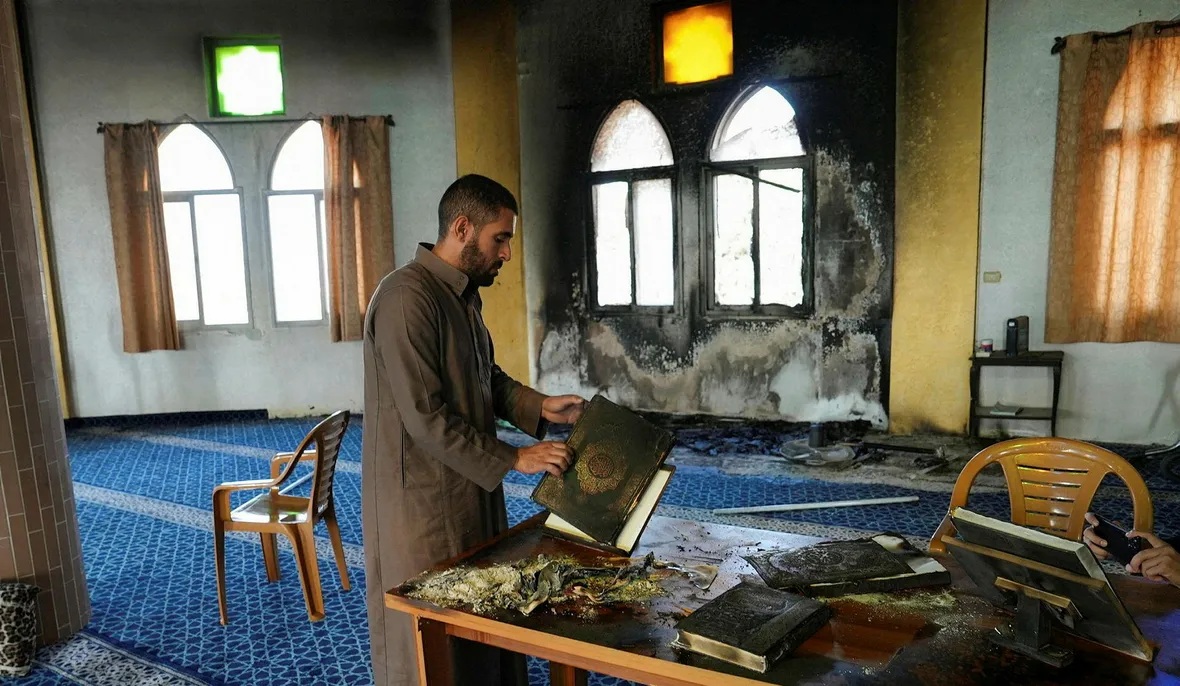 Livros do Alcorão queimados em ataque incendiário em mesquita próxima a Salfit, região central da Cisjordânia, em 13 de novembro. Crédito da foto: Ali Sawafta/Reuters
