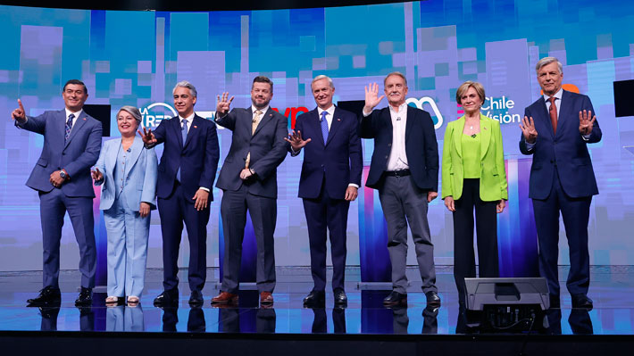 Candidatos à Presidência do Chile posam juntos no estúdio antes do último debate televisivo, a três dias do primeiro turno. | Foto: Reprodução
