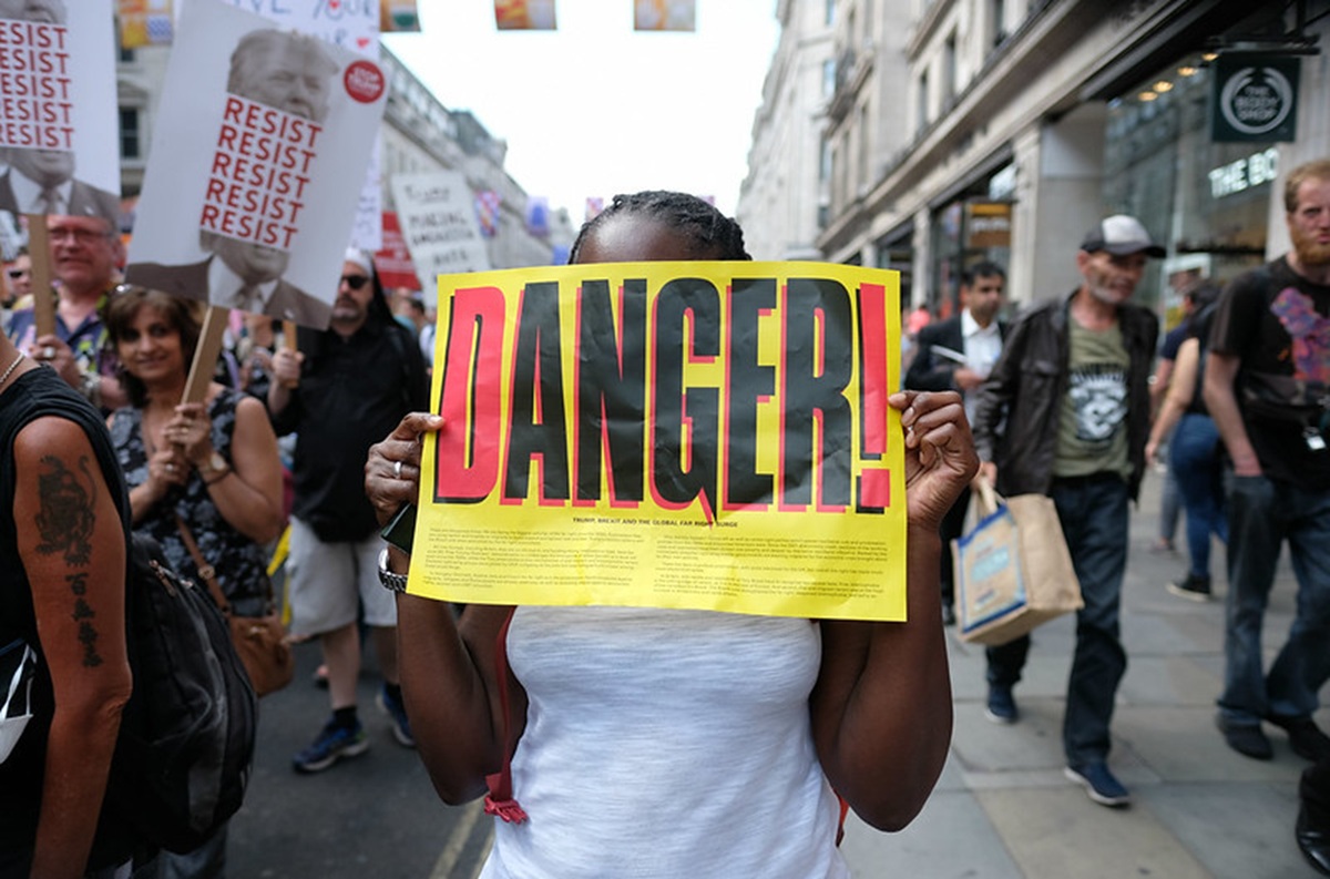 Cartaz anti extrema direita - Londres - foto de Alisdare Hickson - Reprodução