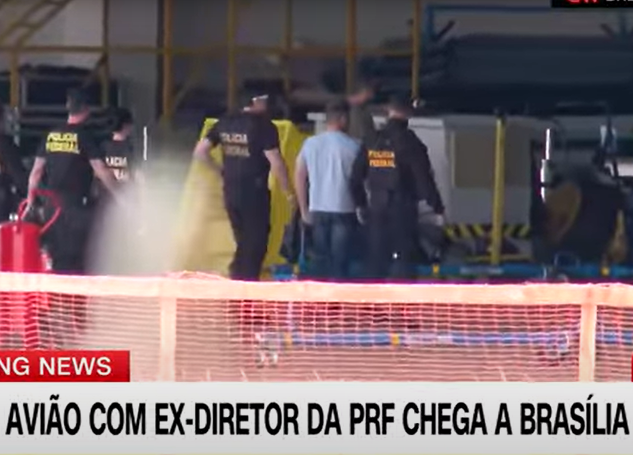 Momento em que Silvinei Vasques desembarca em Brasília com a Polícia Federal - Foto: Reprodução Transmissão CNN