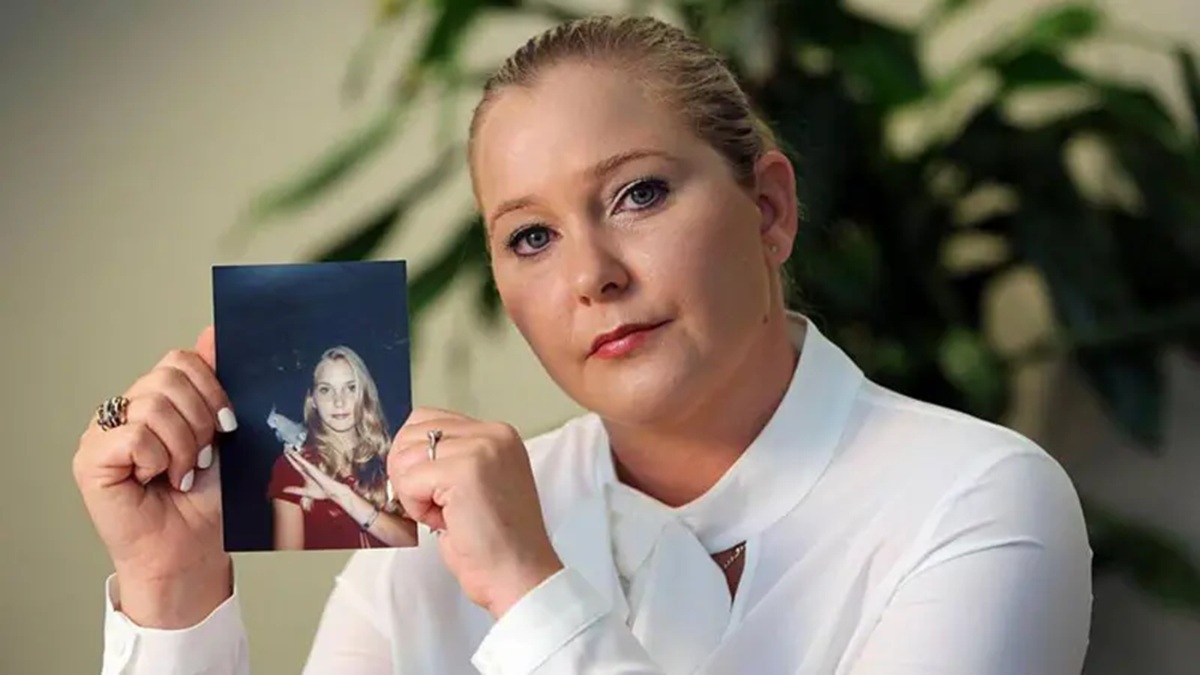 Virginia Giuffre tirou a própria vida em março deste ano. Ela segura uma foto sua da adolescência, quando sofreu abusos sexuais / Getty Images