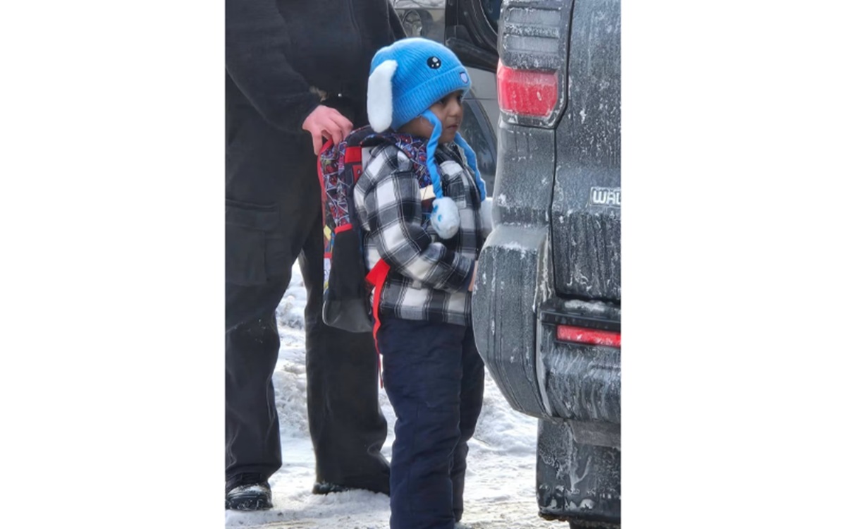 Agentes federais de imigração acompanham Liam Conejo Ramos, de 5 anos, até um veículo em frente à sua casa em Minneapolis, na terça-feira (Foto: Columbia Heights Public Schools).