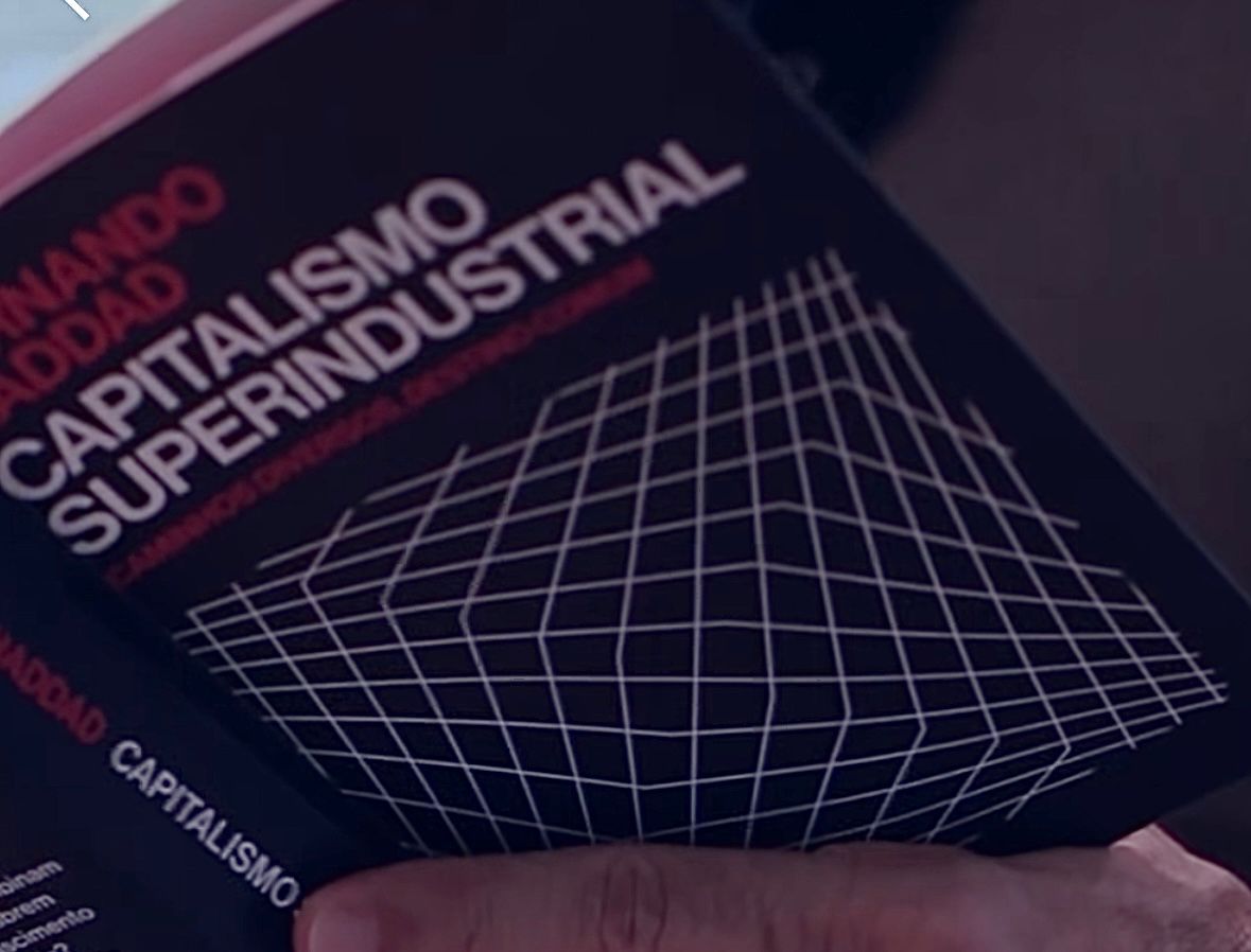 Capa do livro Capitalismo superindustrial: Caminhos diversos, destino comum, de Fernando Haddad. | Imagem: Captura de tela/Instagram