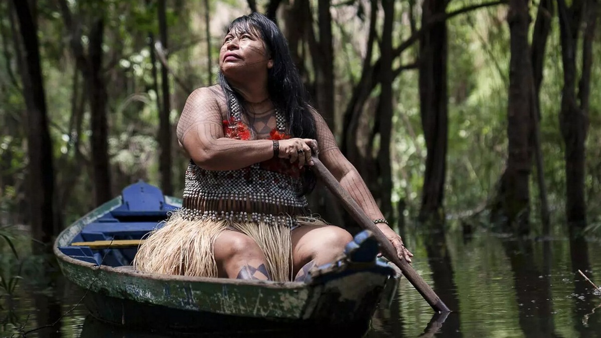 Líder Mundurukú Alessandra Korap em canoa no Rio Amazonas, Brasil - via Danielle Munduruku