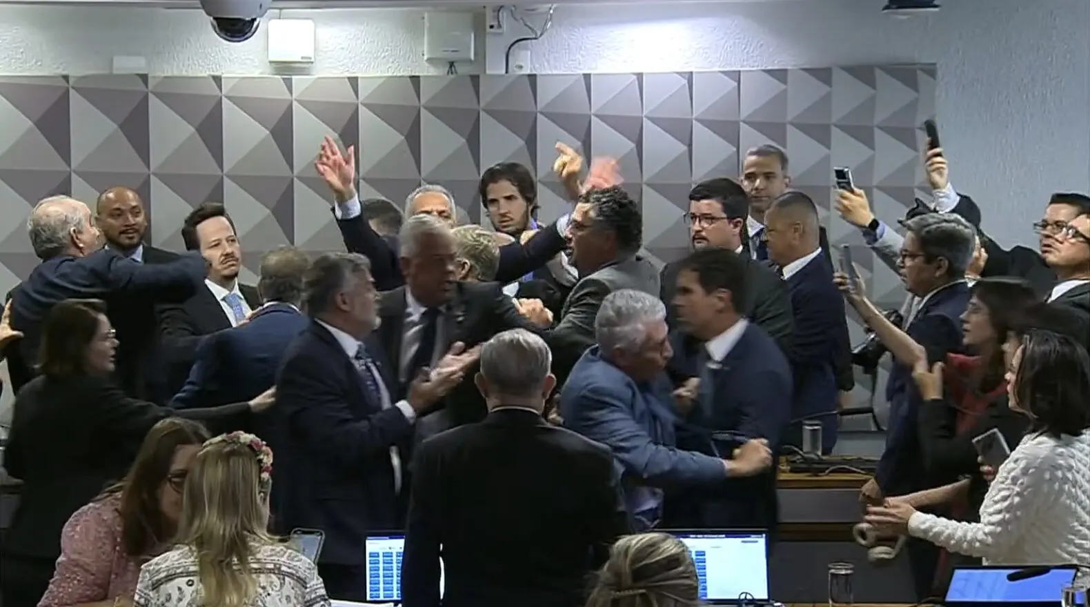 Momento da confusão na CPI do INSS. | Imagem: Captura de tela/Reprodução