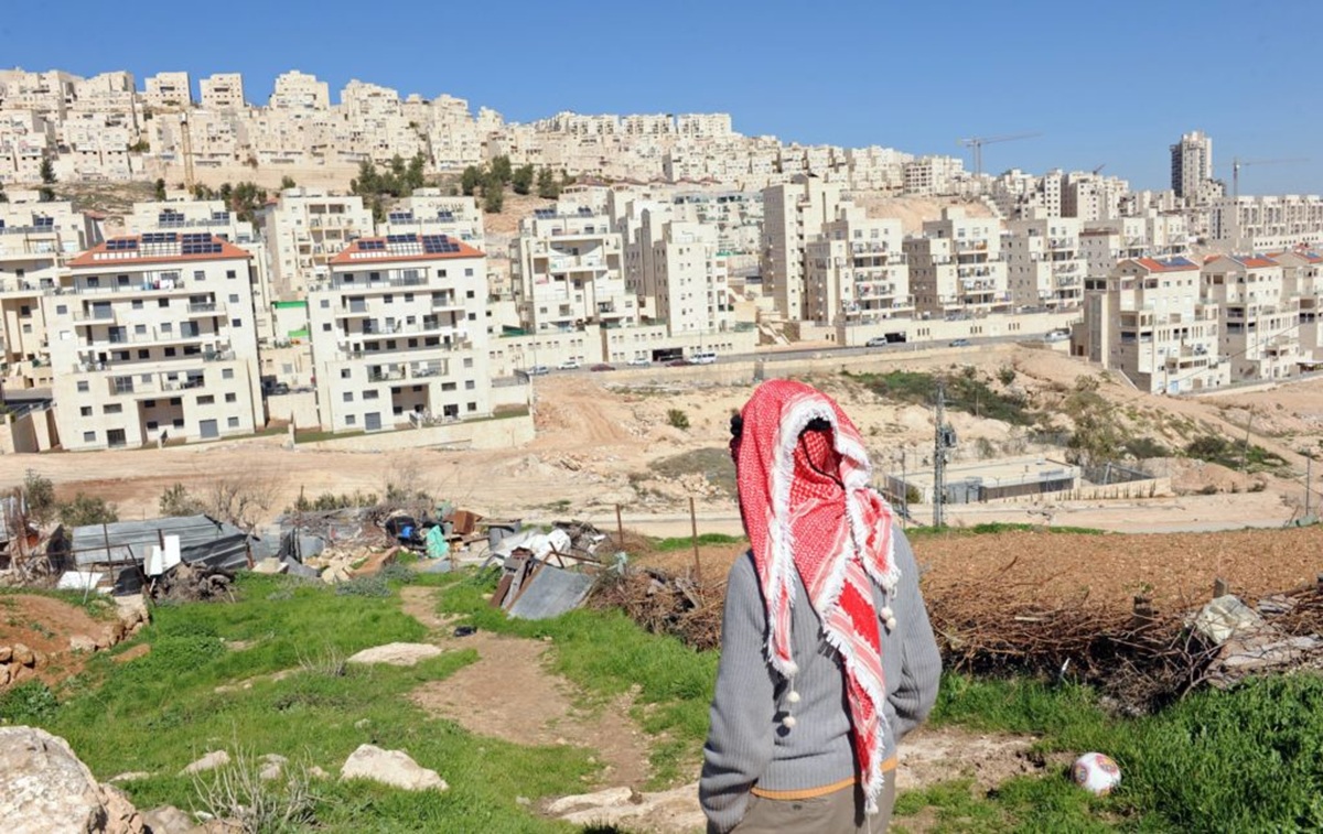 A Palestinian stands on his property overlooking the Israeli settlement Har Homa, West Bank, February 18, 2011. Photo UPI/Debbie Hill - Reprodução