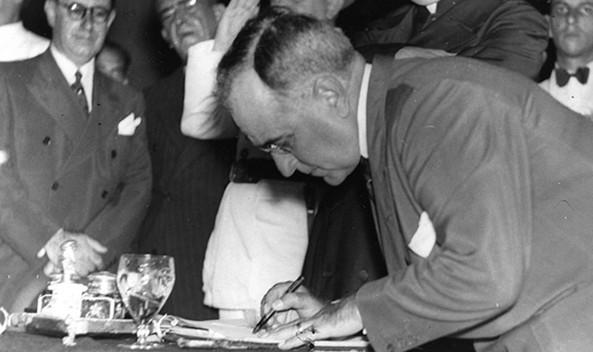 Getúlio Vargas e o Decreto que institui o salário-mínimo - Reprodução